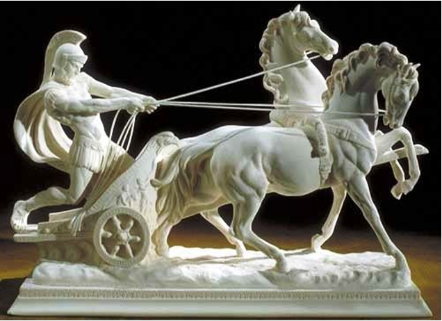 Escultura clássica em mármore branco de um auriga que conduz um carro puxado por dois cavalos